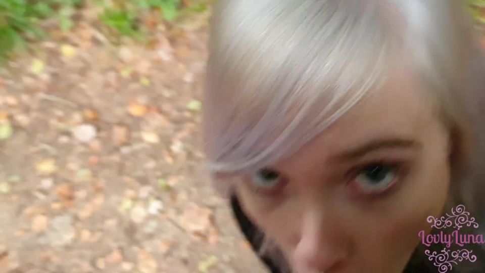 LovlyLuna - Riska nter öffen tlicher Blow job im Wa ld !