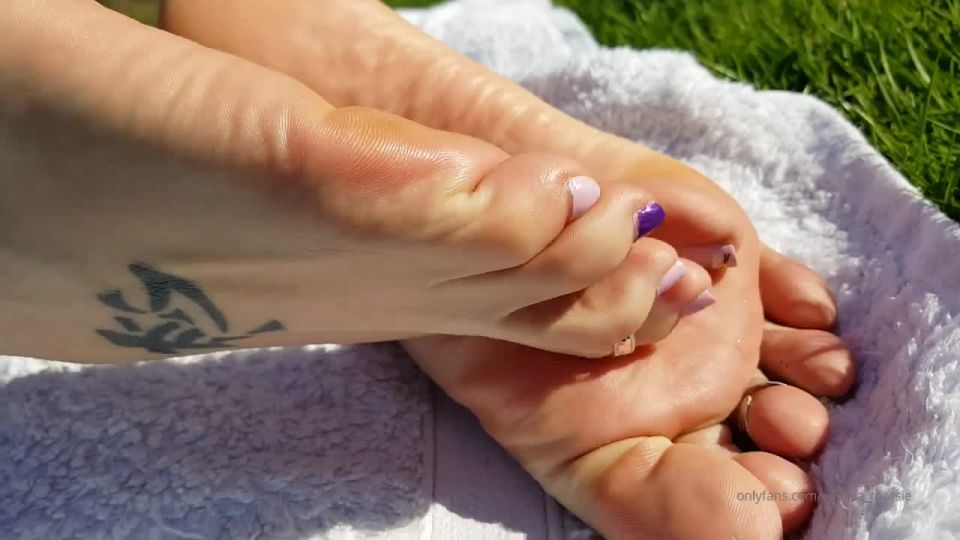 camilla tootsie  A public sole tease is enough to get hearts racing on public femdom suck