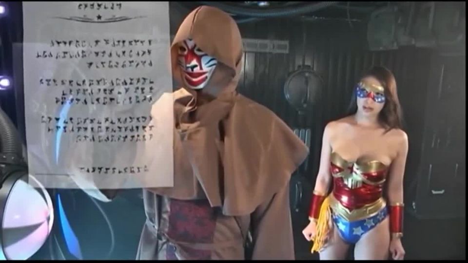 Derrota de la superheroína, la Dama Maravilla.