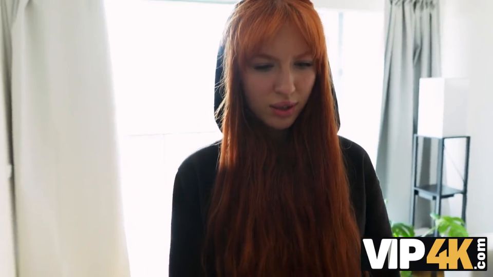 Charlie Dean, Lilly Mays - VIP4K. Mis tetas grandes merecen un mejor novio