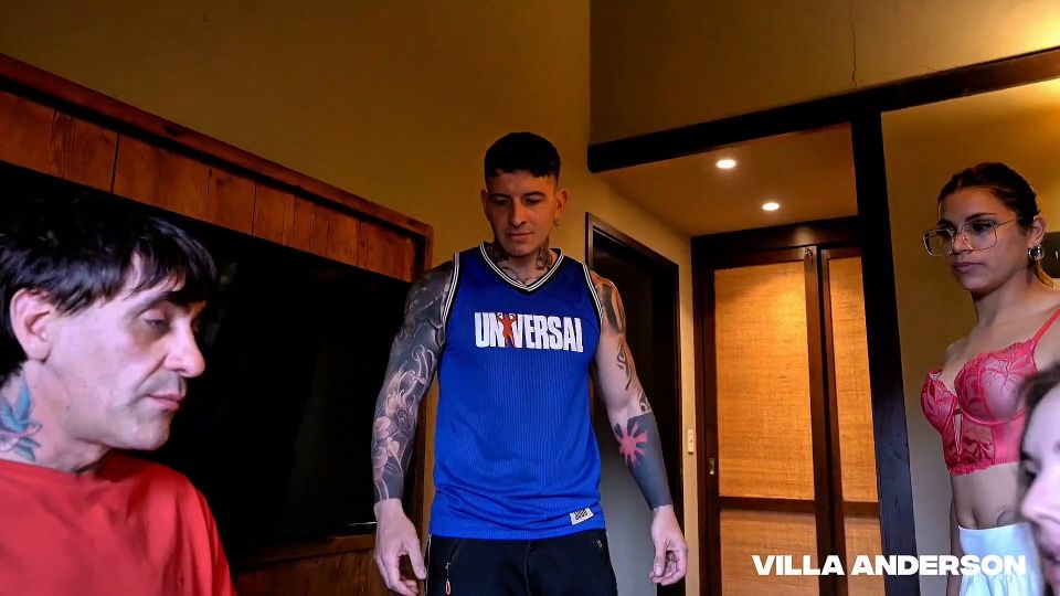 7146 El STEPMOTHER de Keila, le enseña a chupar, usando el Plumb...