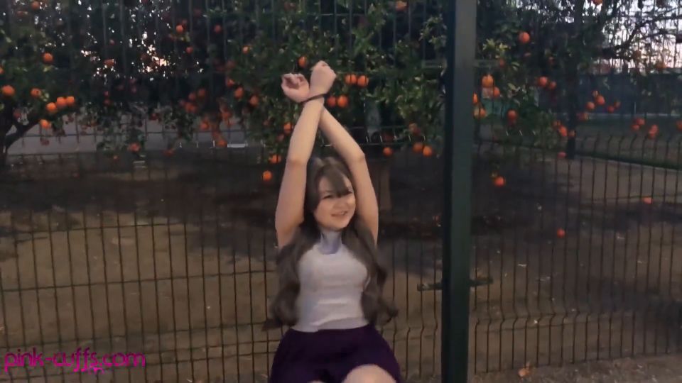 BDSM porno BDSM Acacia esposado a la cerca - Bondage