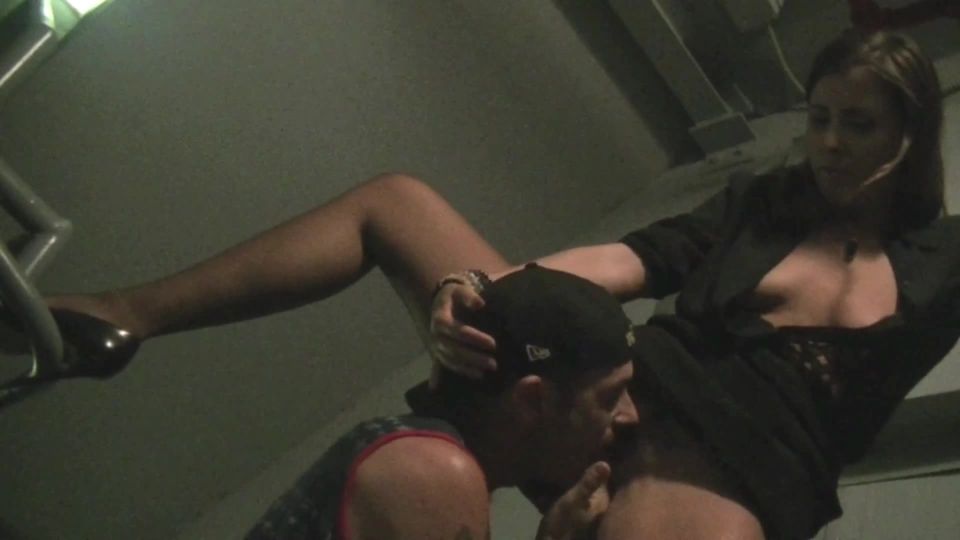 Pt 1Helenas Cock Quest - Engañar a la esposa 2 culo comiendo en el trabajo