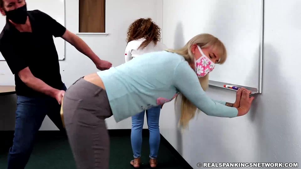 Real Spankings – MP4/Full HD – Cara, Kiki Cali – Tirado de clase para una remada (parte 2) – Paddle (Wooden) - (BDSM porno)