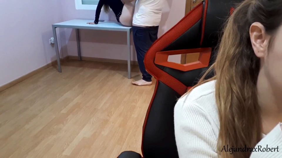 Alejandra movies mientras mis hermanas estudian, me follo a su novio caliente