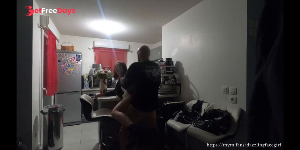 Después del restaurante, le ofrezco a mi gato su postre era mi boca... y mi final, su crema caliente