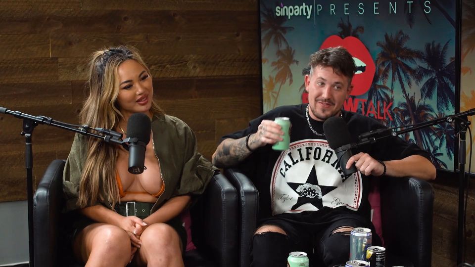 6260 Nikki Benz & Kazumi mierda paciente de cáncer en vivo en Podcast