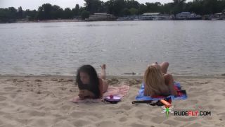 Todos están mirando a estos hermosos adolescentes nudistas.