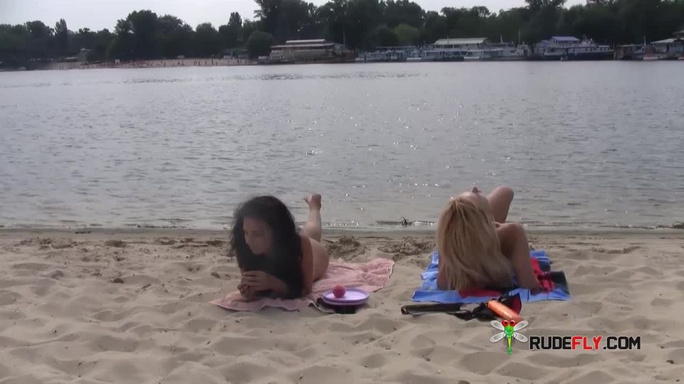 Todos están mirando a estos hermosos adolescentes nudistas.