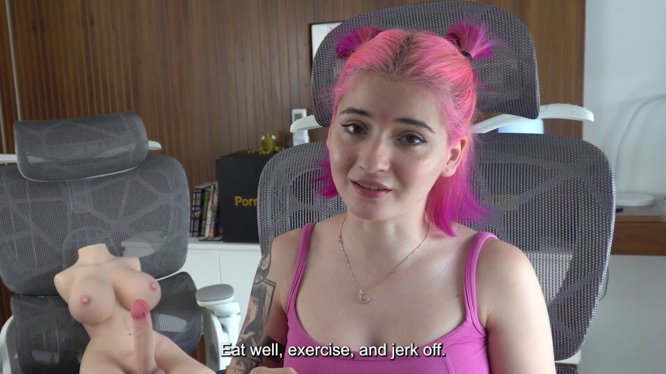 7179 Reacting to Futanari Porn; Giant Cocks and Huge tits - E...