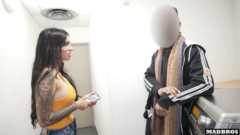 Madbrosx - A Very Hot Colombian Girl Fucked In A Laundromat And In The Toilets!!! - Pussy smashing