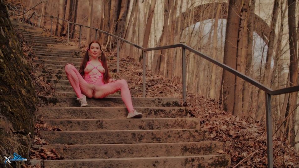 Anastasia20221 - Barbusig und fast Nackt an der Neisse im Frühling - FullHD 1080P