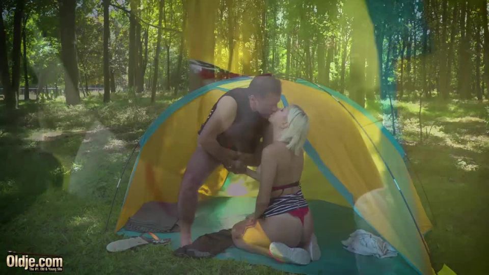 6201 Joven campista aventurero