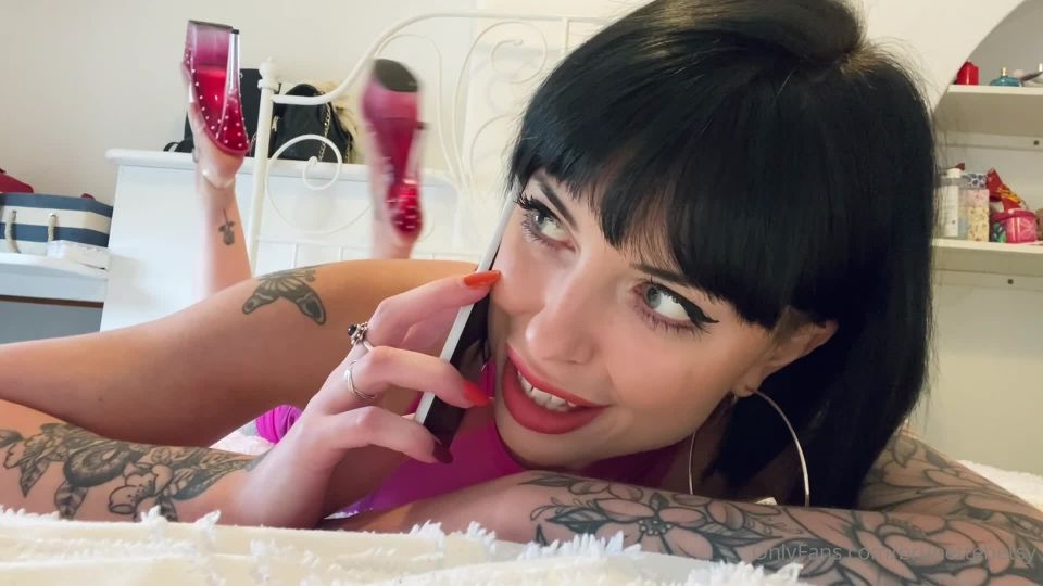 Engañar novia habla con novia sobre polla masiva que tenía en la semana.