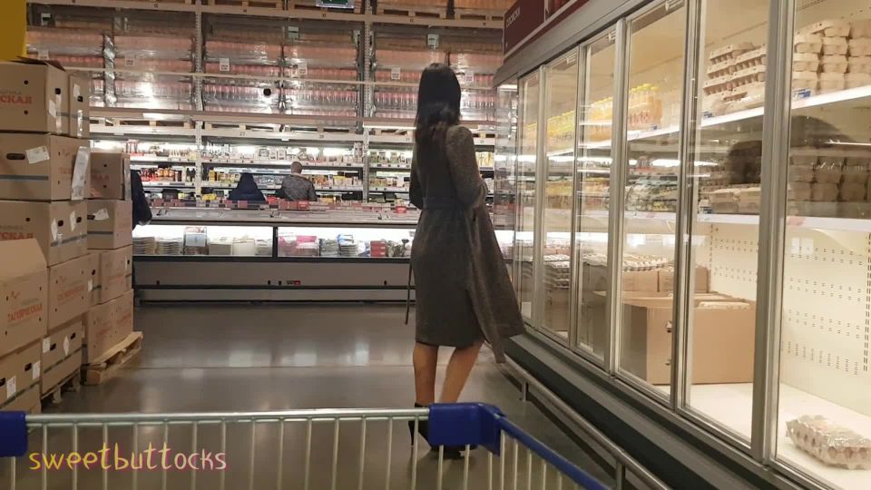 Sweetbuttocks - naked girl walks in the supermarket