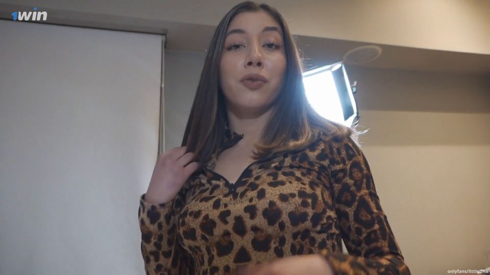 Pequeña Tina ayudo a mi amiga con sus fans (ella se olvida del consolador y usa mi polla en su culo)