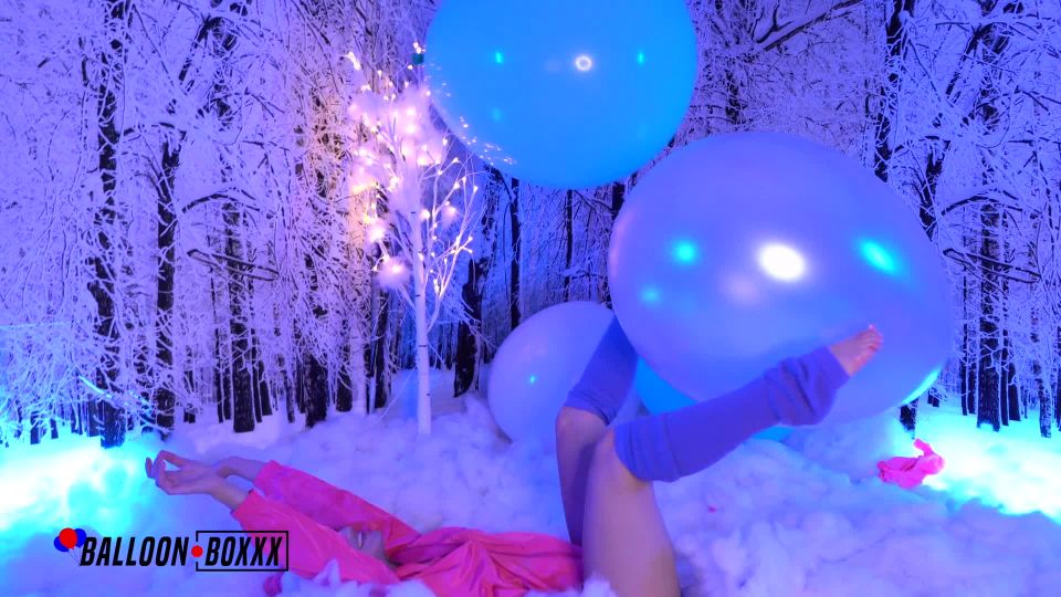 Conejito de nieve Kenzie ama los globos amateur!