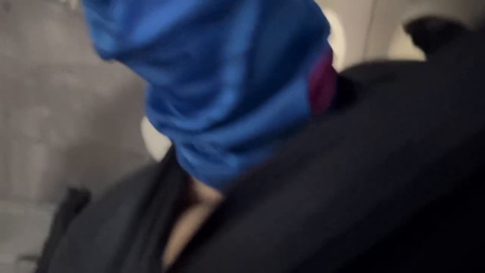 Mi compañero de gimnasia y yo nos encontramos cachondos y terminaron masturbándome