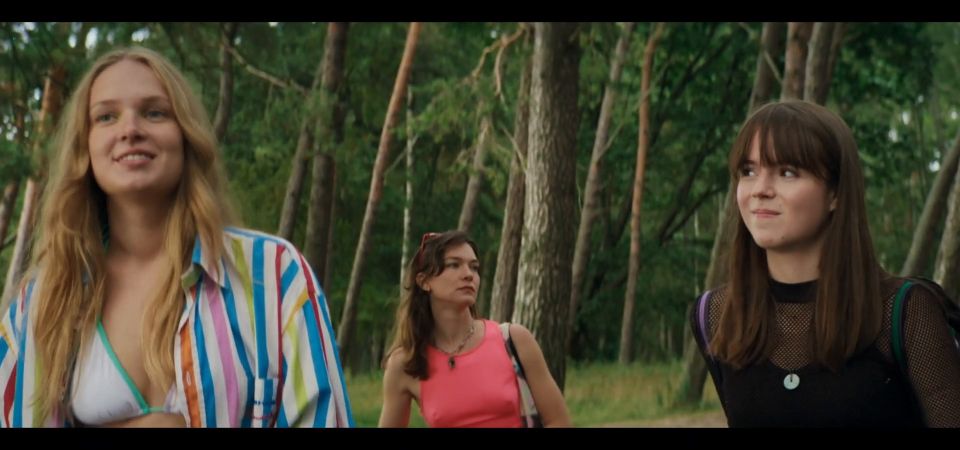 Johanna-Aurelia Rosin y Hannah Gross en verano infinito EE-2