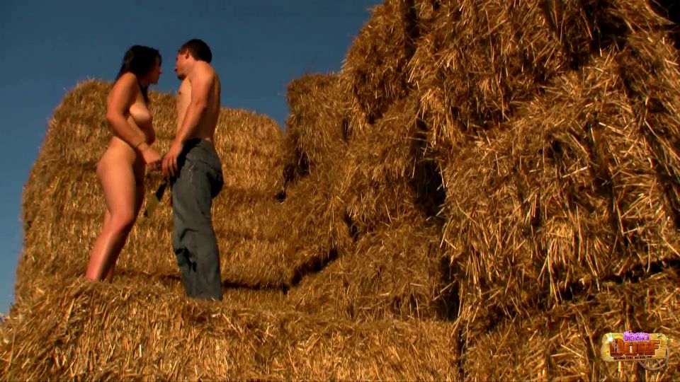 Erika Sexo en el campo detrás de una vaina de trigo (Euro sexo)