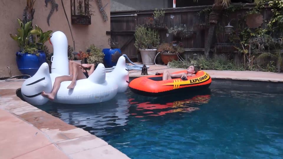 Femdom porno Femdom porno Custom Fetish - Vivian n Madison Chillin en Hinchables - Mesa