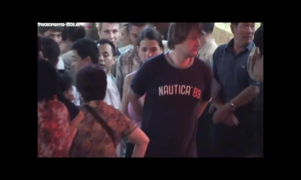 Candid – delgado y apilado bebé caminando - Tetas grandes