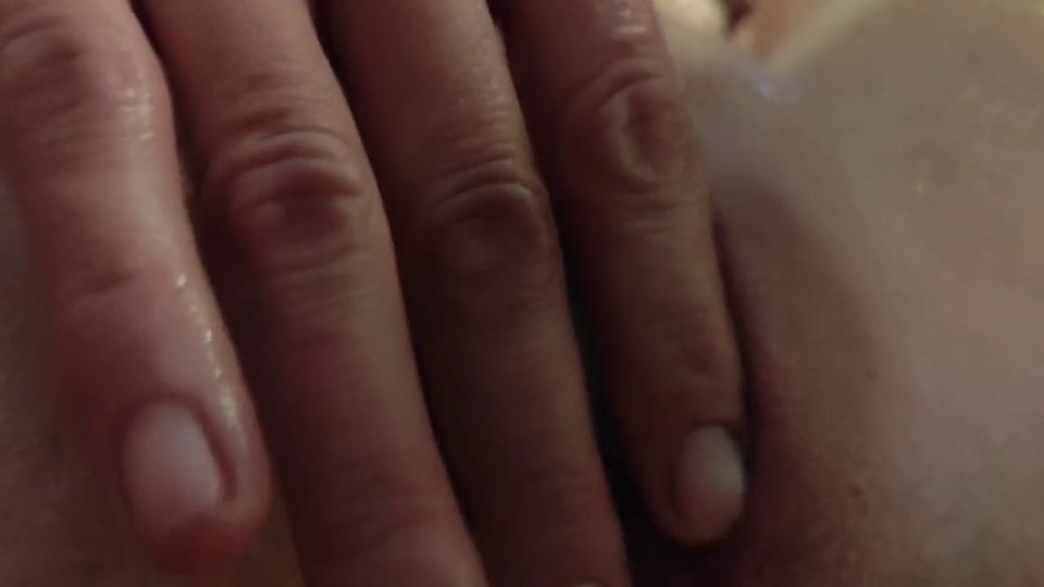 pusiaa1 - SEKSOWANA MAMUŚKA Z DUŻYM CYCKIEM ROZGRZEWA CIPĘ I DUPĘ