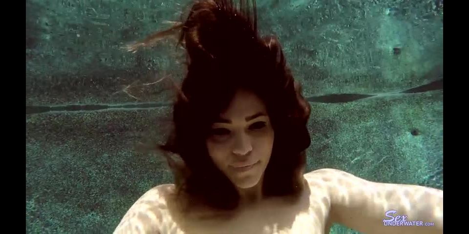 Tubo en línea SexoBajo el agua presenta kiki dulce212k - adolescentes