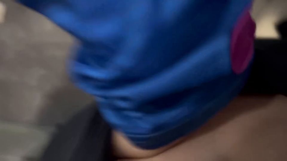 Mi compañero de gimnasia y yo nos encontramos cachondos y terminamos masturbándome.