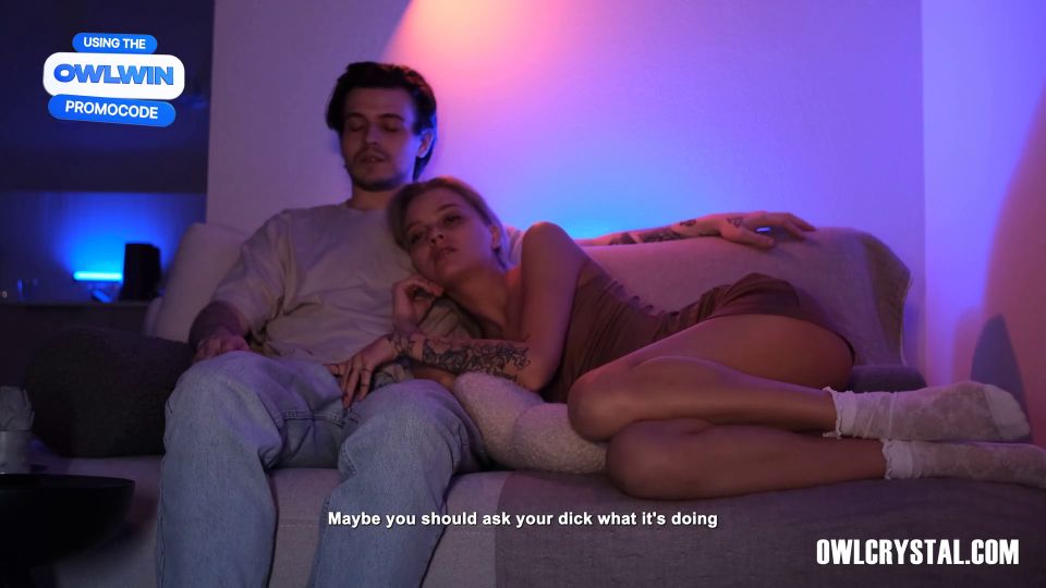 Búho Cristal - Ver una película con una hermanastra caliente terminó en una mamada descuidada 1080P - Taboo