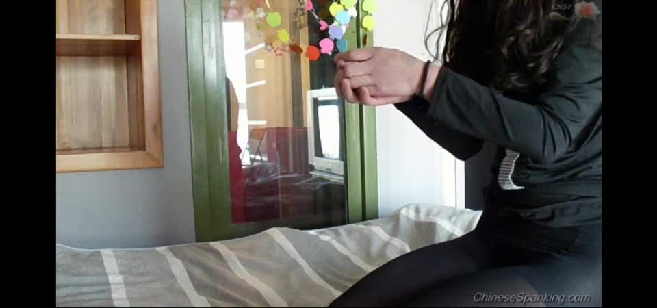 [hotspanker.com] M072 -Chica en el armario con correa de cuero en todos los cuatros