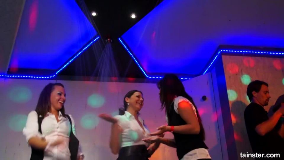 Tubo de porno de energía de herramientas de partido Cunts Parte 1 — Ducha Cam