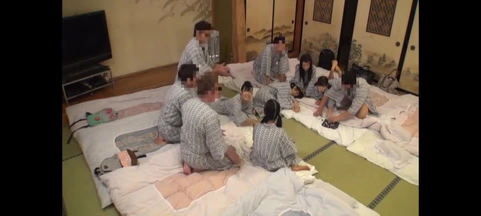 Estudiantes se reunieron en el campo de baño mixto es gangbang (Orgía)