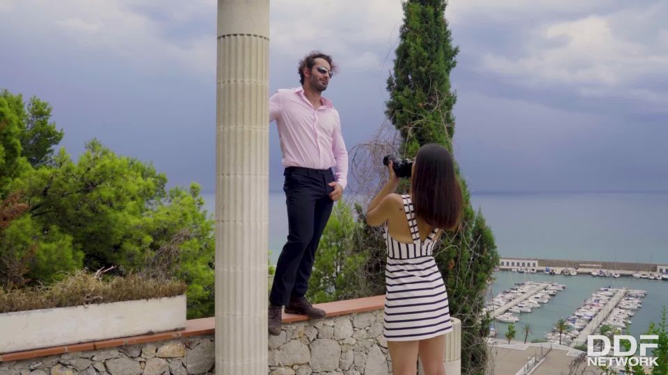 Ginebra Bellucci  Photographer Blows Model