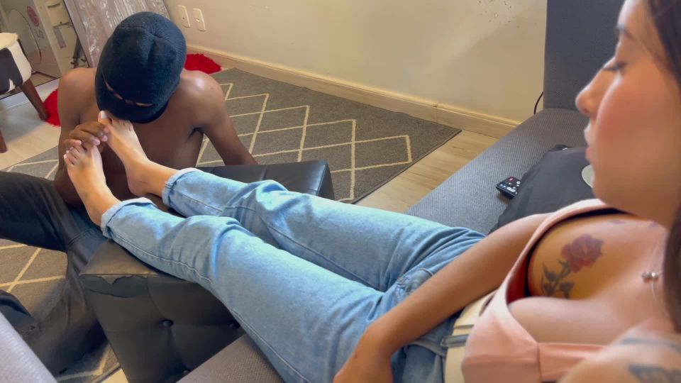 Paulinha and her new foot slave - Femdom