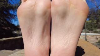 Footfetish 19yo Olivia Interviewed At The Park - Foot Fetish