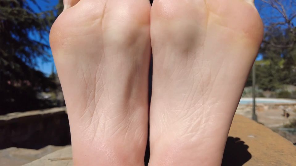 Footfetish 19yo Olivia Interviewed At The Park - Foot Fetish