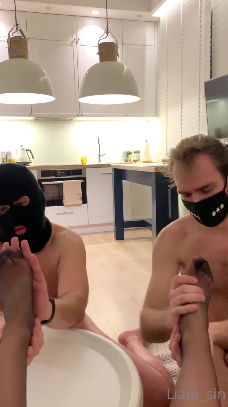 Liara Sin 18-01-2021 – Te dwa kundle miay WIELKI zaszczyt masowac i caowac stopy swojej Krolowej 708 Femdom!