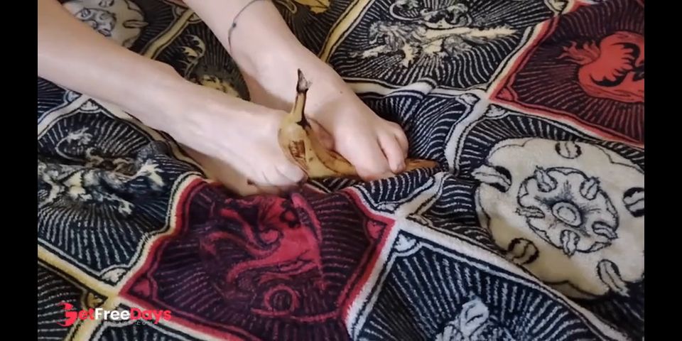 footjob to a banana and then....the banana is for my pussy