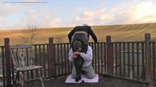 Cabezales en pantalones de cuero.