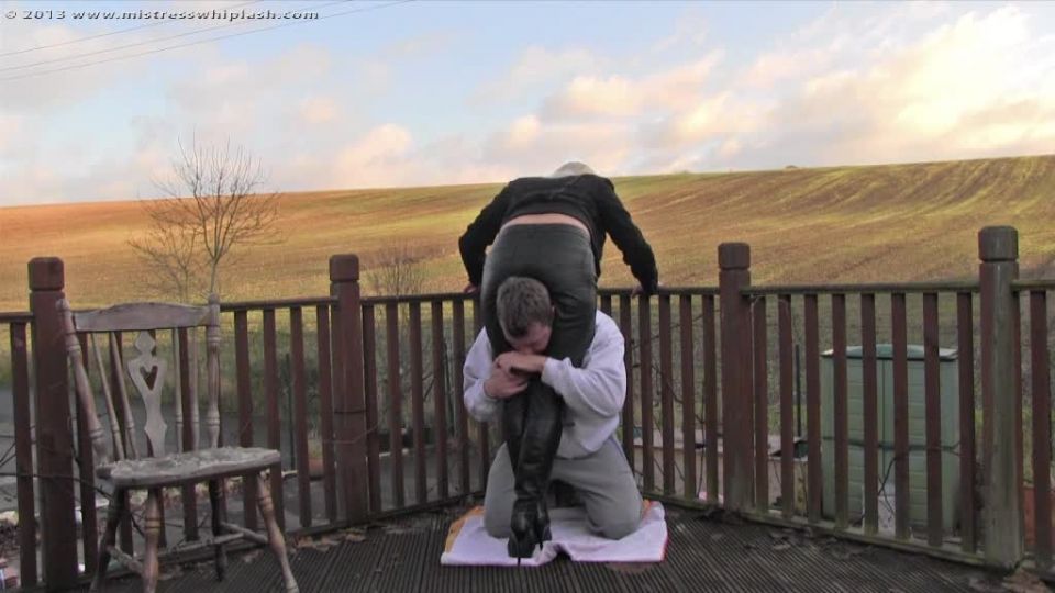 Cabezales en pantalones de cuero.