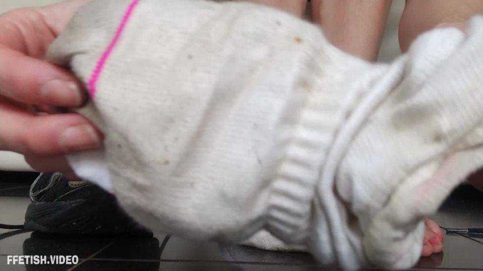 video 13 Sole – Día 9 en calcetines blancos apestosos - dominación femenina - femdom porno femdom duro azote