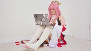 SpookyBoogie – Yae Miko juega Genshin e Ignora a usted.