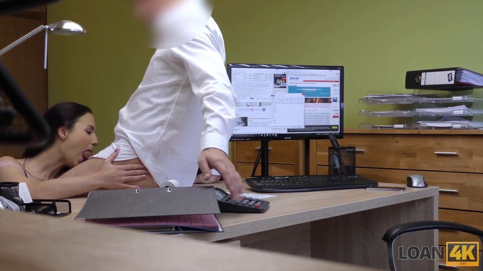 actriz porno está preparada para jugar con el prestamista.