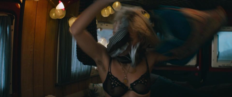 Alli Neumann - Christmas Crossfire (Wir konnen nicht anders) (2020) HD 1080p - [Celebrity porn]