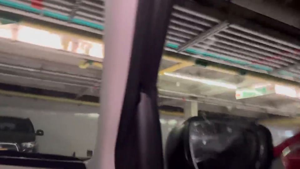 Tengo sexo con un extraño en el estacionamiento de mi casa