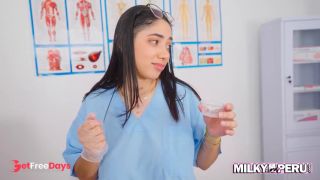 Enfermera recibe todo el esperma de su paciente en sus grandes tetas naturales