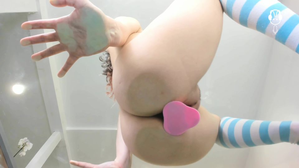 video gratis 17 ASMR Bunny – lindo adolescente folla consolador en la mesa de cristal, 4k en los juguetes