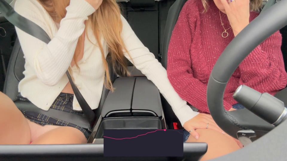 Nadia Foxx Serenity Cox y Nadia Foxx toman otro paseo a través de la exuberante en pleno auge!