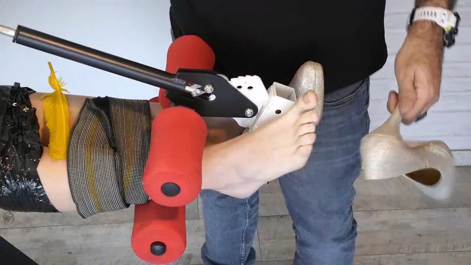 FrenchTickling – Feathers & Fingers Are Merciless With Lisabeth Tickling!